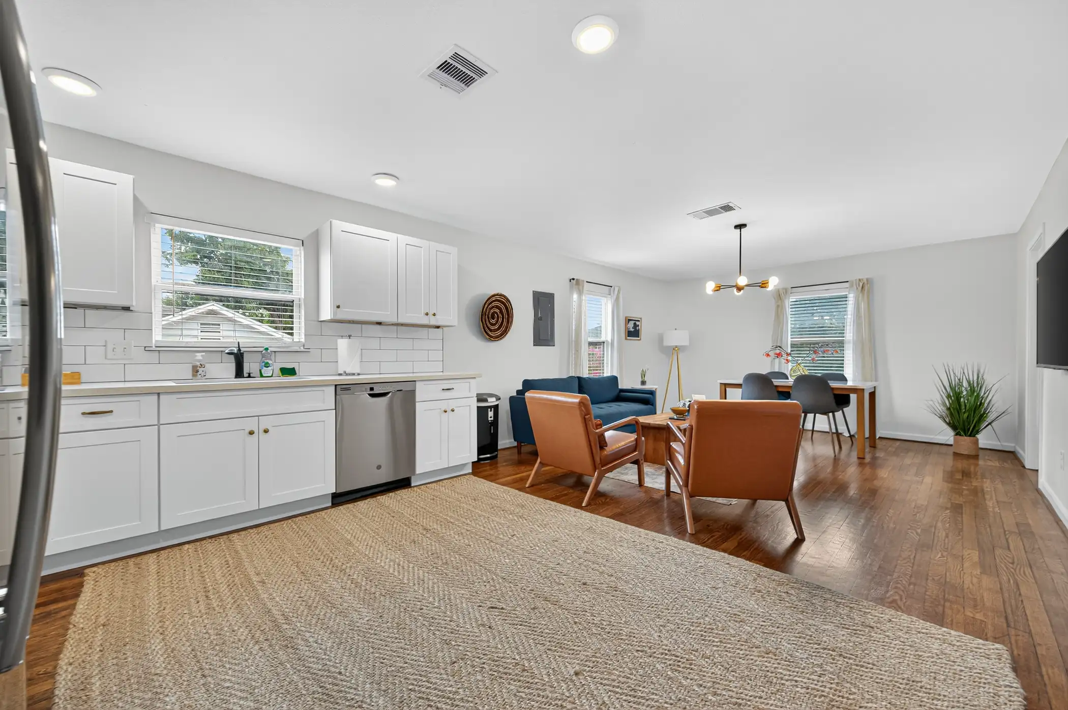 Unit B K, LR and DR - Rosewood Wood Flats | Luxury Short Term Apartments